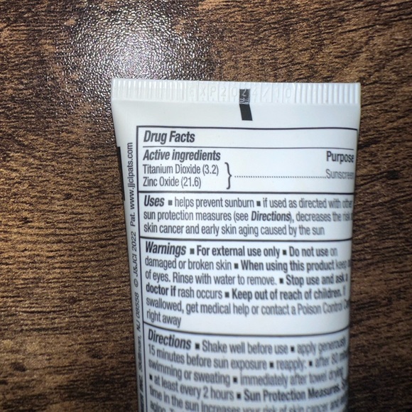 ⭐️5 for $10 Neutrogena mineral UV-Tint light - Picture 4 of 5